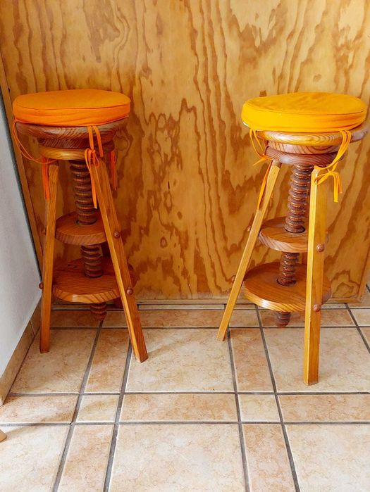 2 Bancos rústicos de madeira, com rosca