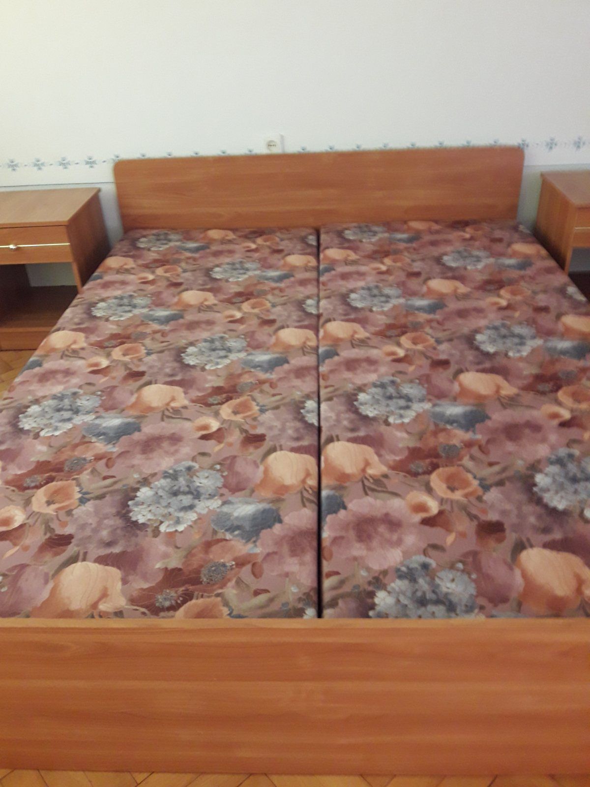 Продам двоспальне ліжко з тумбочками