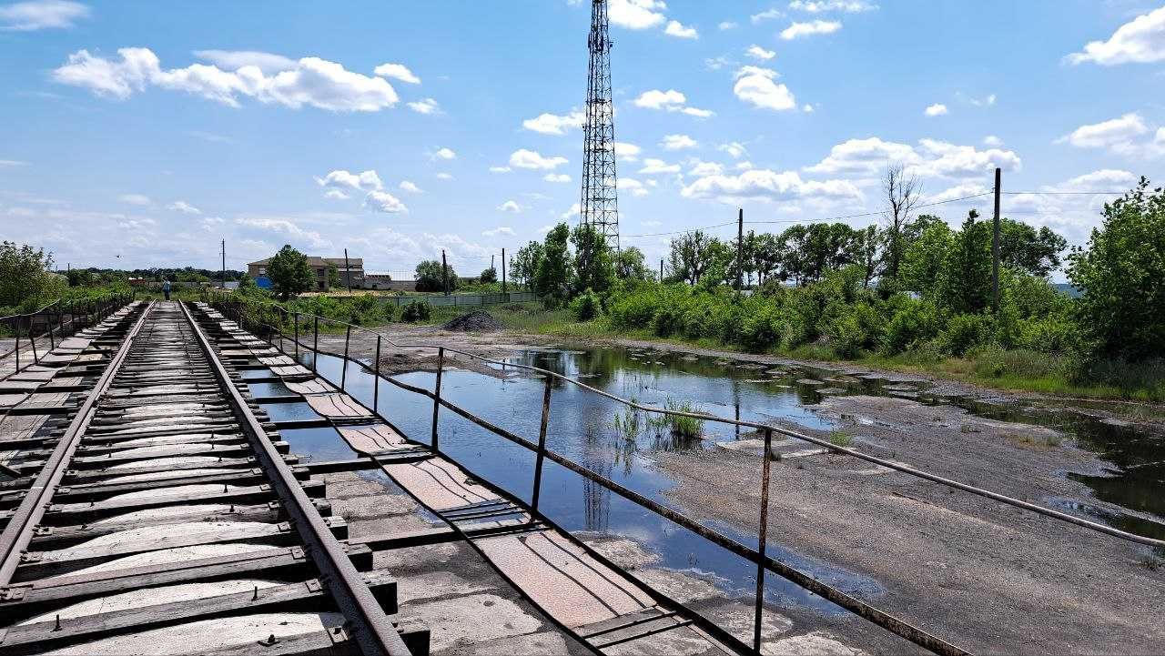 Продається великий торговий майданчик-склад