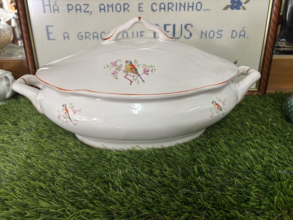 Terrina antiga em faiança
