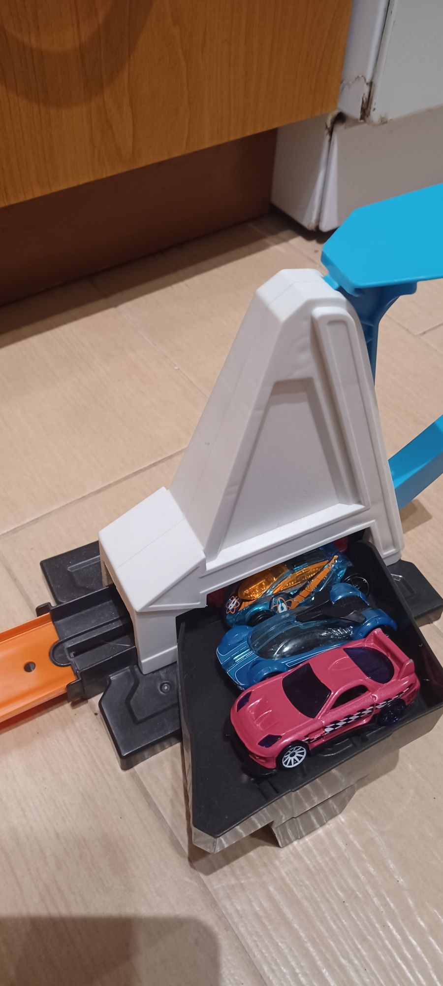 Hot wheels tor wyrzutnia z zakrętami