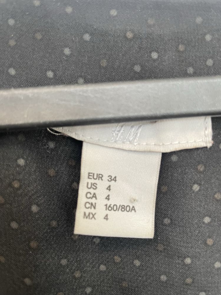 Elegancka czarna sukienka z przepięknym wykończeniem na rękawach