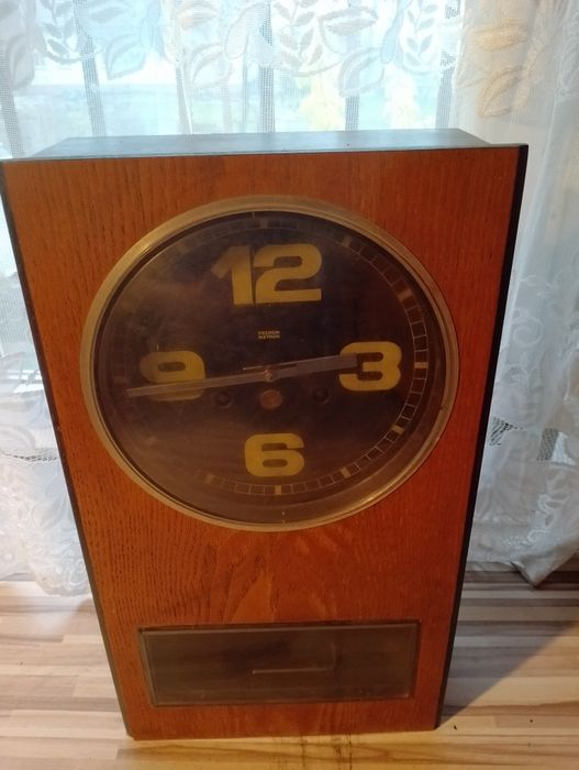 Zegar wiszący z czasów PRL