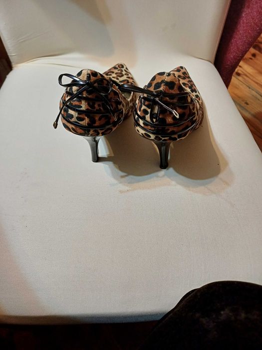 Pantofle na obcasie motyw panterka.