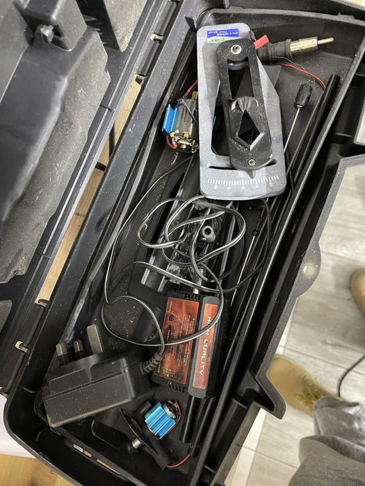 Dwa zdalnie sterowane modele helikopterow i czesci