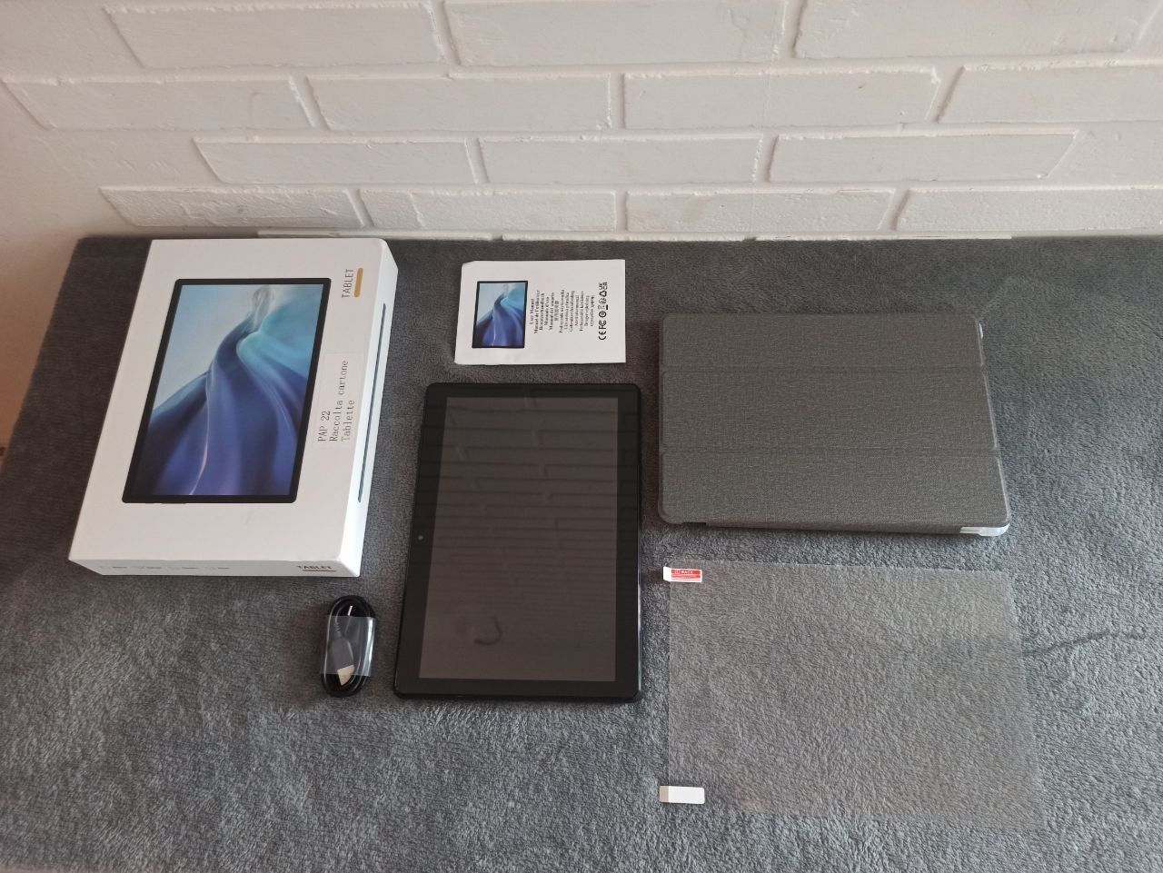 Новий планшет є  з чорним та сірим чохлом Tablet TB-02.  (12GB/128GB)