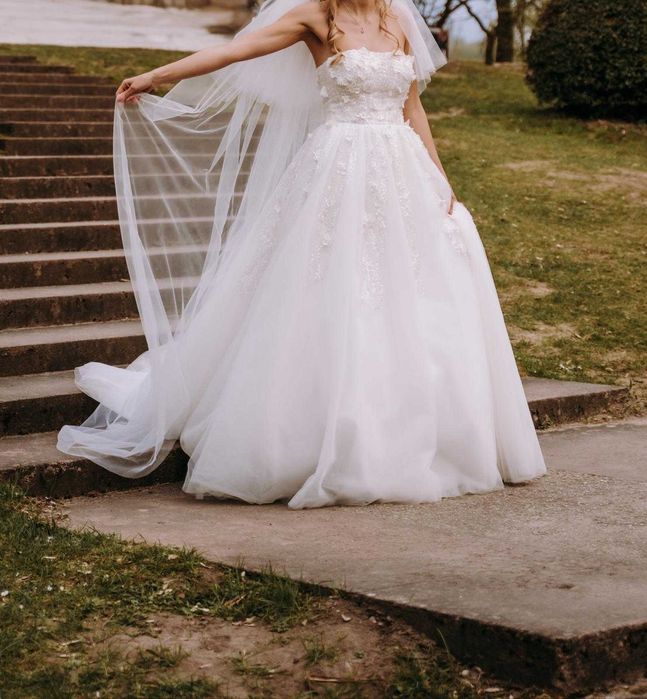 Suknia ślubna księżniczka gorsetowa 2025 z trenem ivory kwiaty 3D