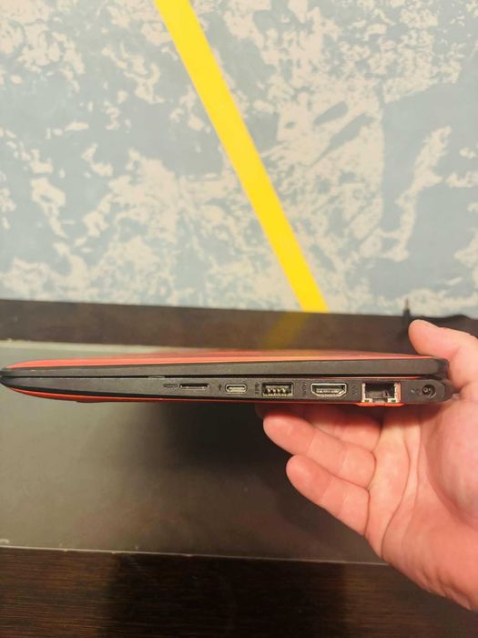 Laptop HP ProBook x360 z ekranem dotykowym.
