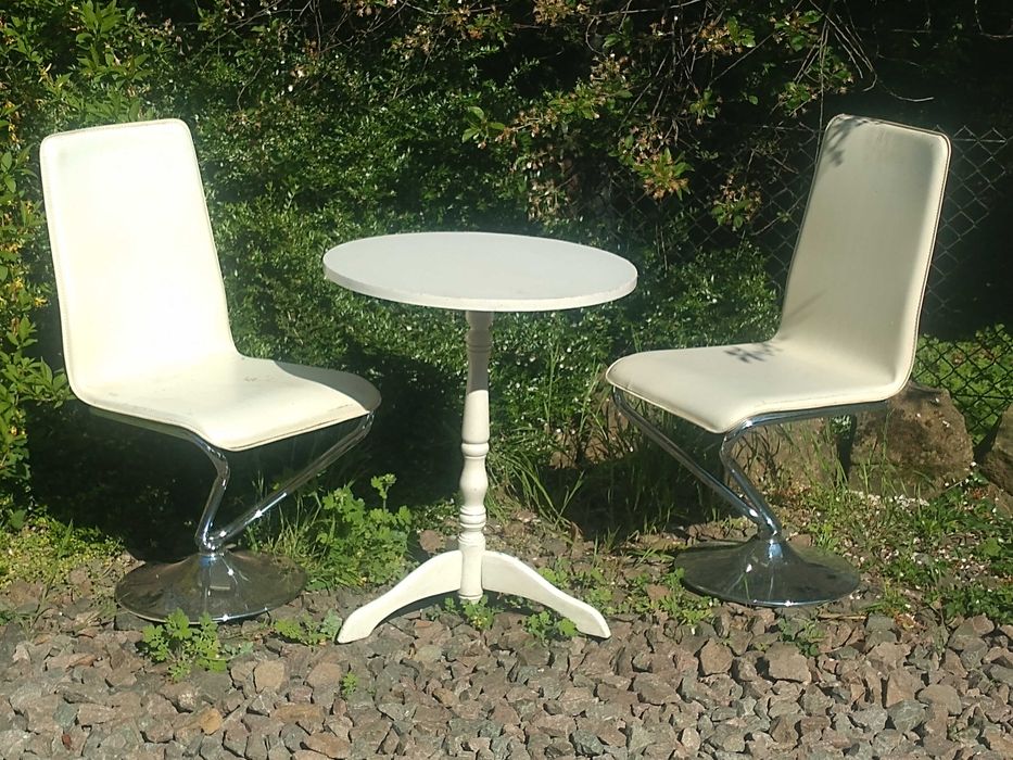 zestaw mebli kawowych - stolik i 2 krzesła