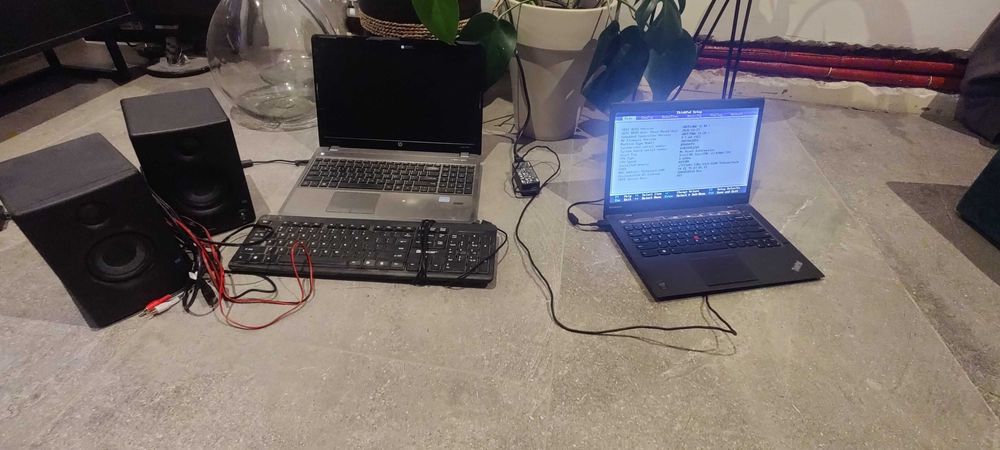 Laptop HP i laptop Lenovo głośniki