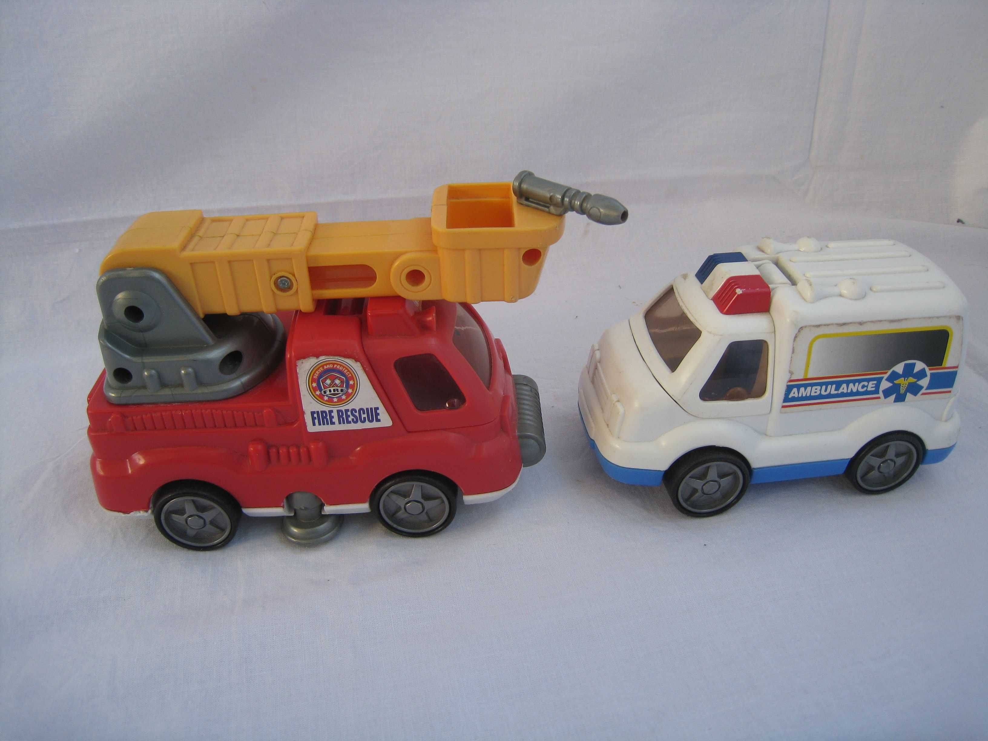 2 Carros de brincar (Ambulância e Bombeiros)