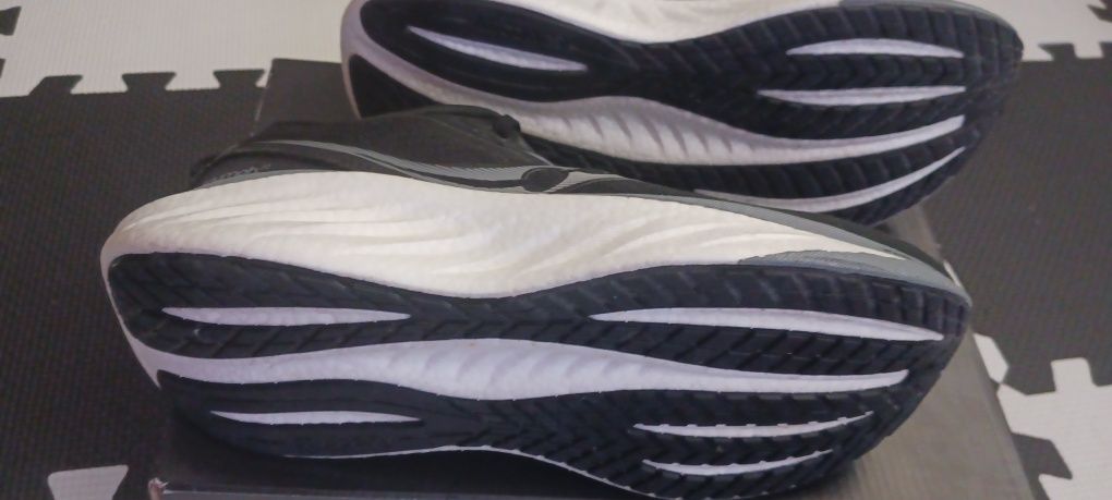 Ténis da marca Saucony Novos