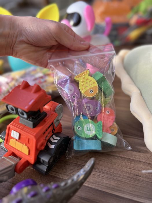 Іграшки, машинки, фігурки