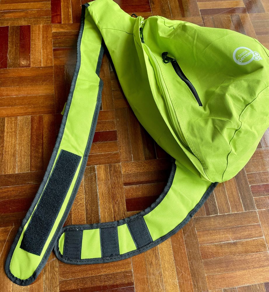 Mochila a tiracolo verde triangular
