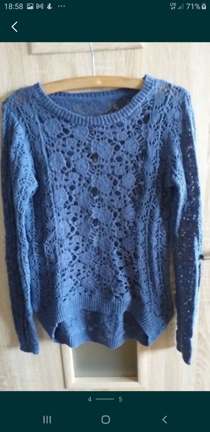 Granatowy ażurowy sweterek z bawełny, robiony ładnym wzorem  .