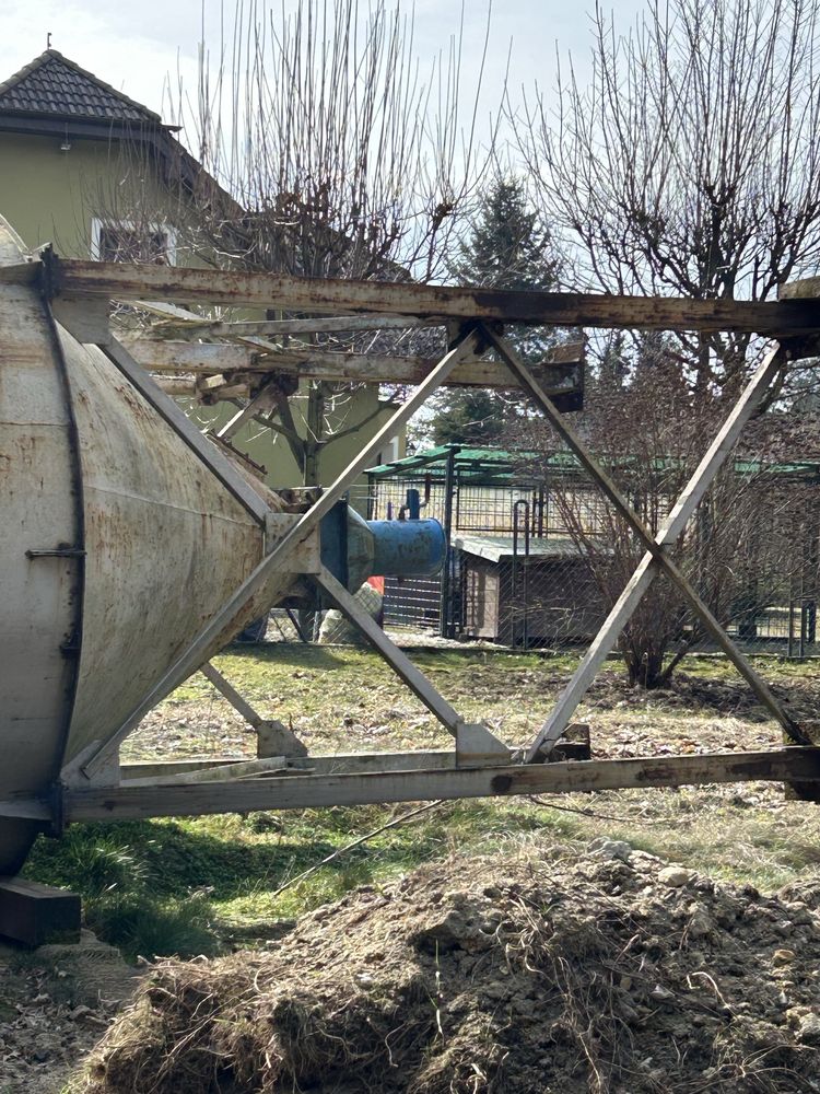 Silos na zboże, piasek, cement