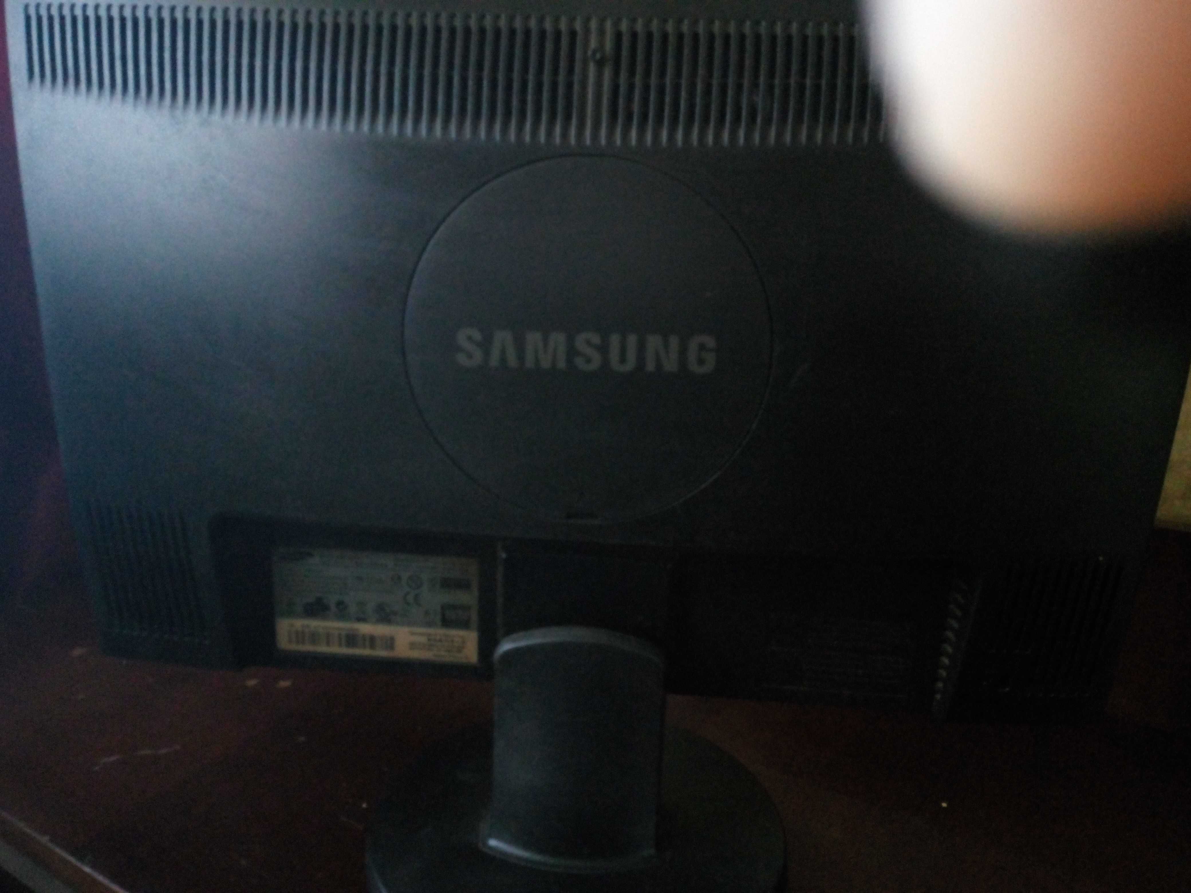 Продам на детали или под ремонт монитор Samsung