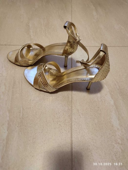 Złote szpilki sprzedam