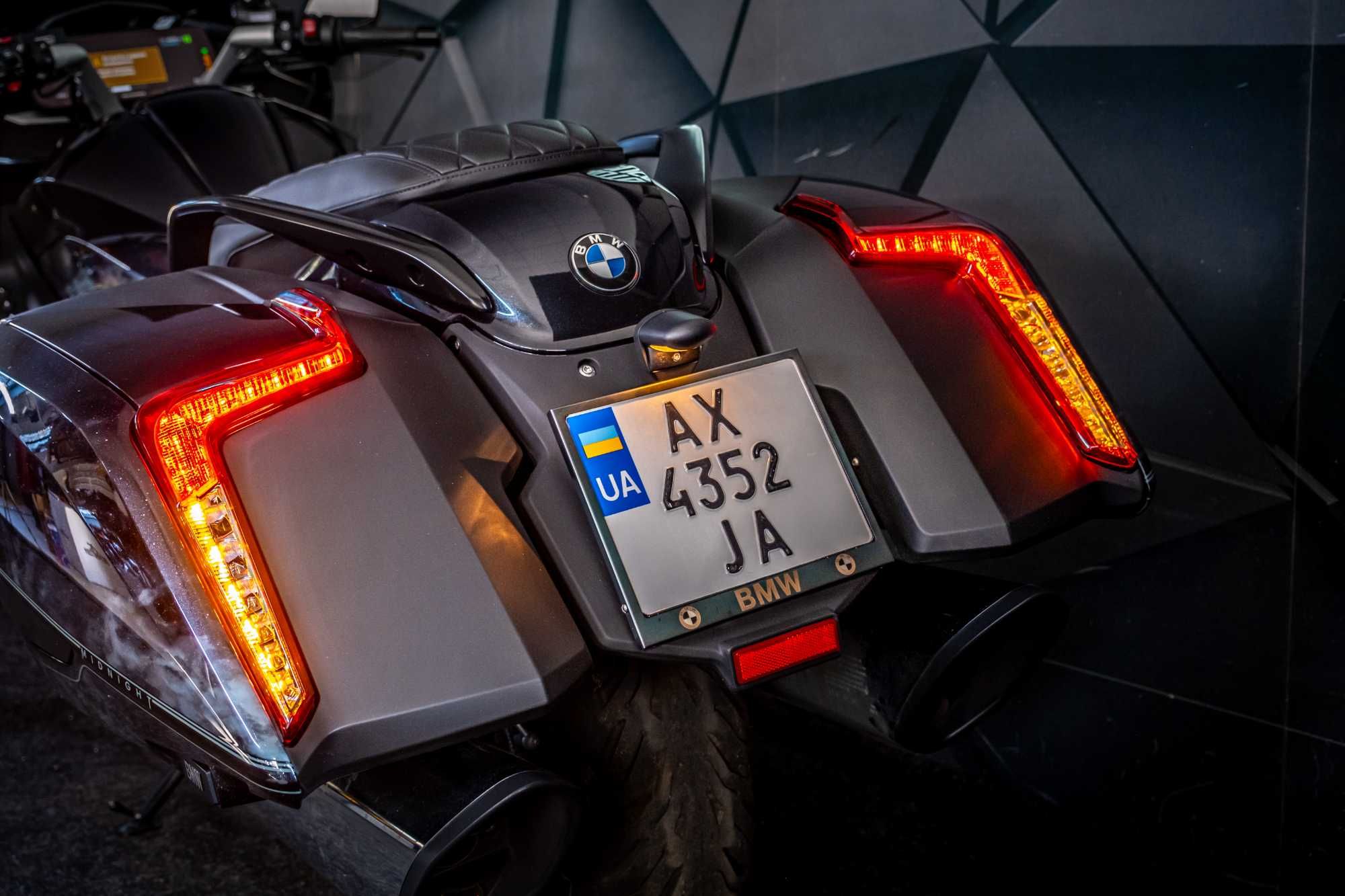 BMW K1600 Midnight