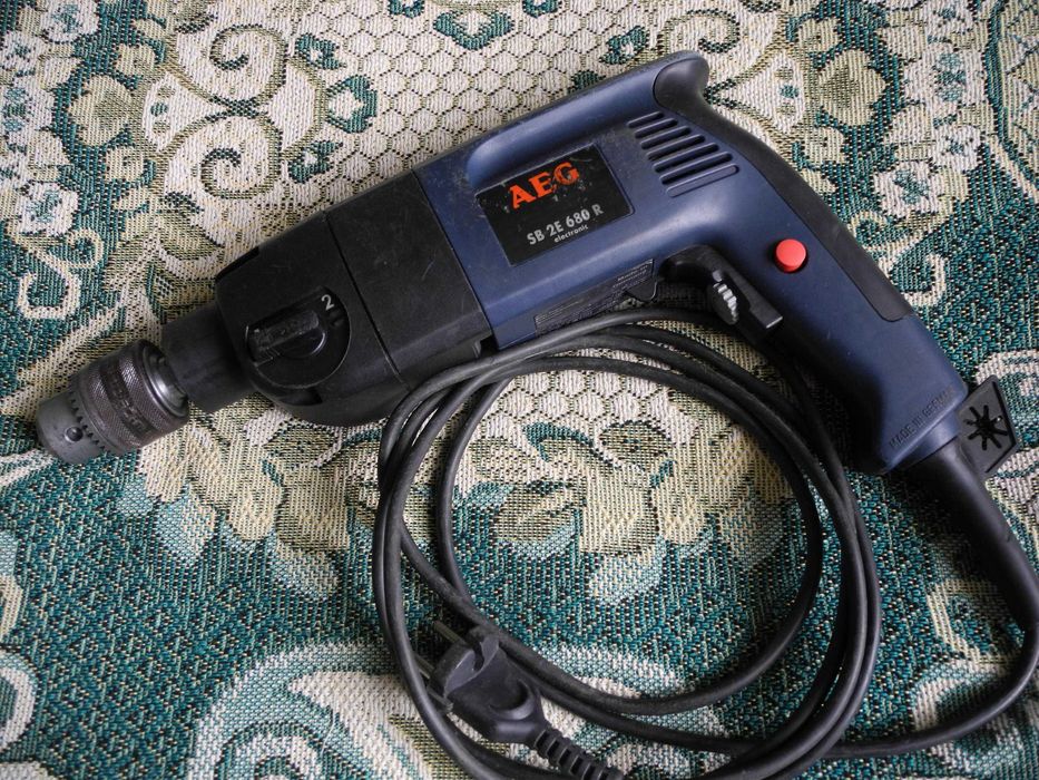 Дрель  AEG  680вт.