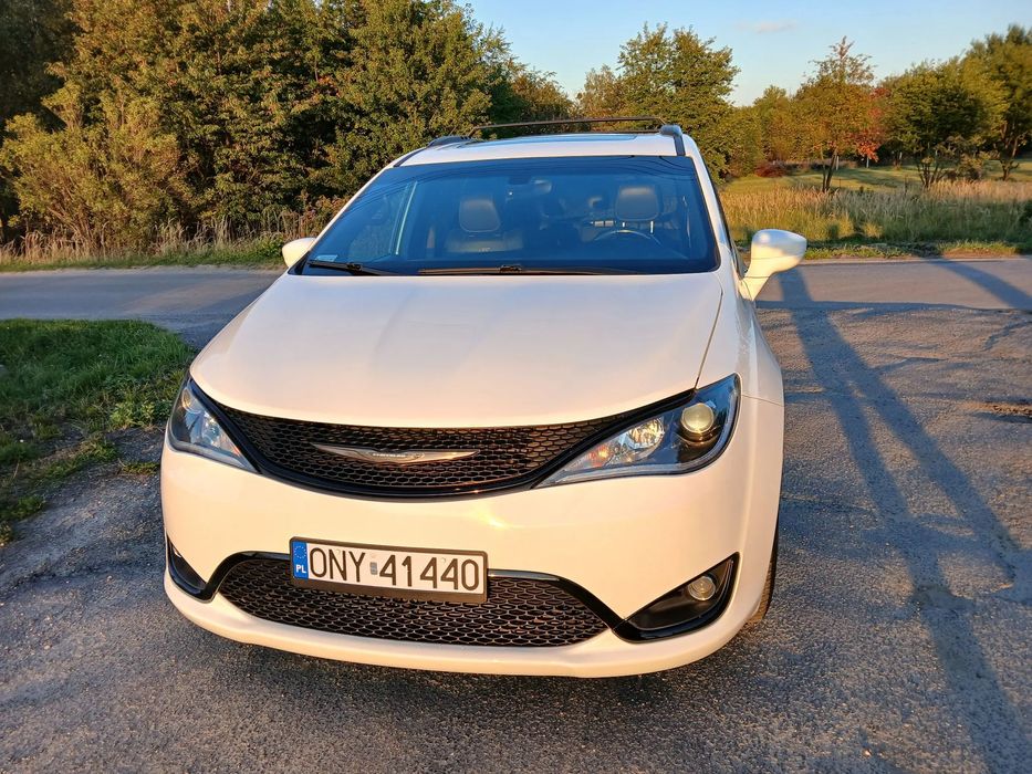 Chrysler Pacifica Komfortowy zadbany samochód Bardzo bogate wyposażenie
