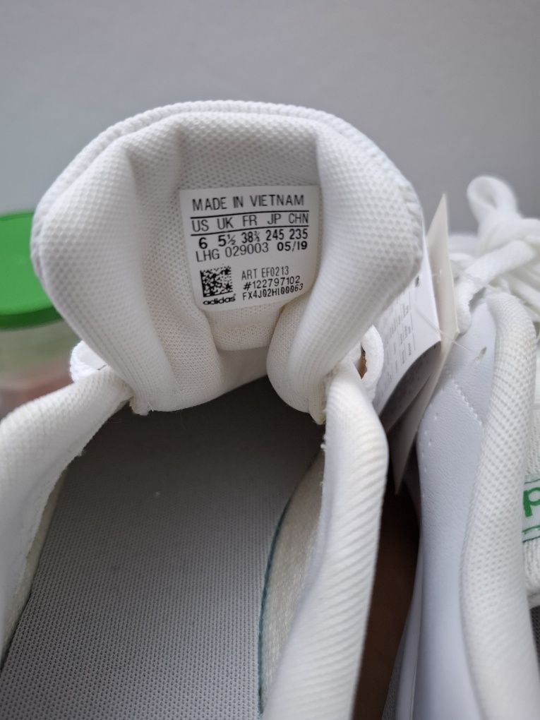Vendo um par de sapatilhas adidas