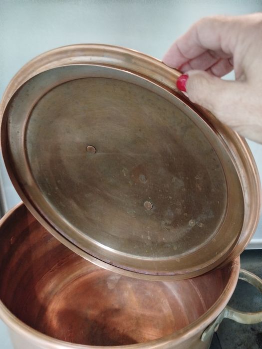 Vendo panela de cobre com 24 cm de altura e 36 cm de largura