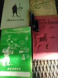 Cadernos diários e canetas antigas