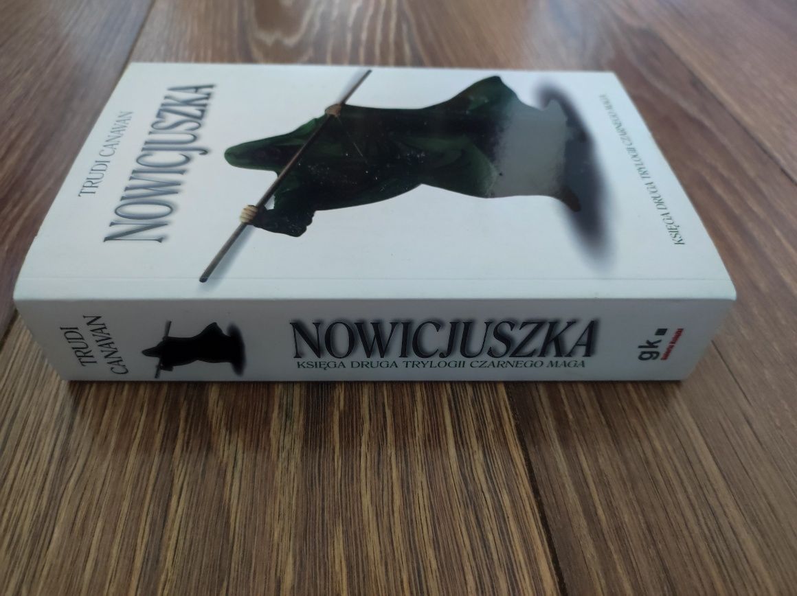 Książka Nowicjuszka Trudi Canavan.
Trudi Canavan