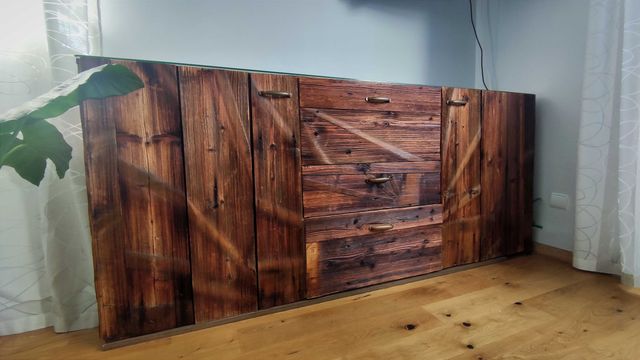Komoda drewniana - stare deski rustykalne