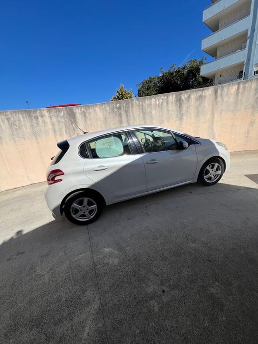 Carro bem conservado Peugeot 208