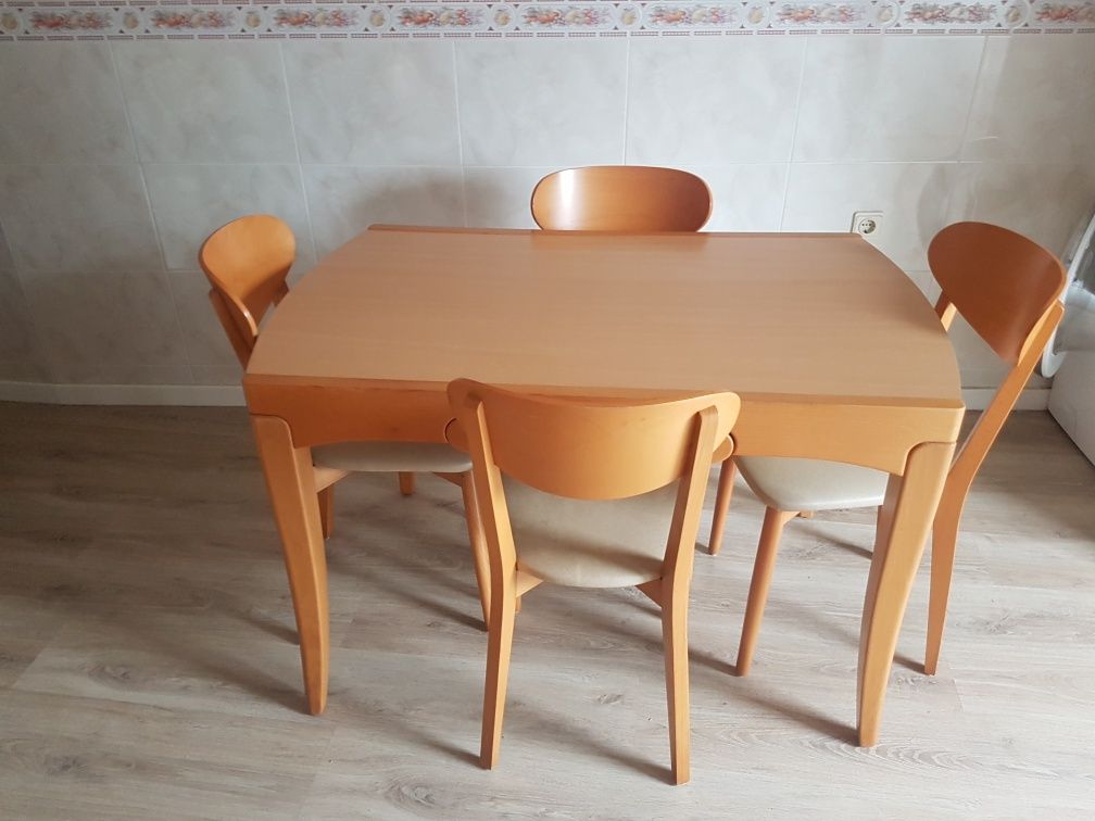 Mesa de cozinha de madeira com 4 cadeiras