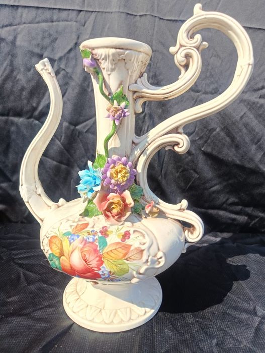 Ładny duży stylowy dzban