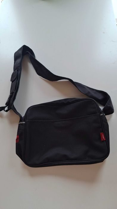 Czarna torba na laptopa