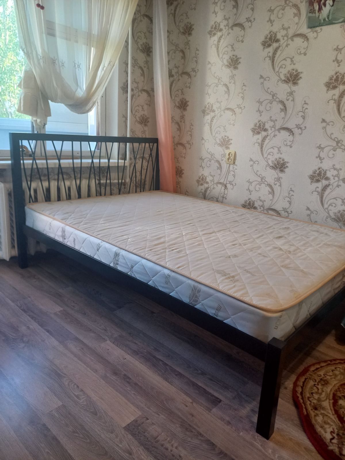 Продам кровать с матрасом 2×1.40