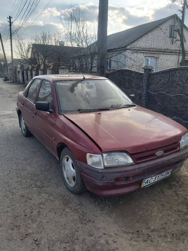 Форд,ескорд 1991 рік 1.4 бензин,машина заводиться