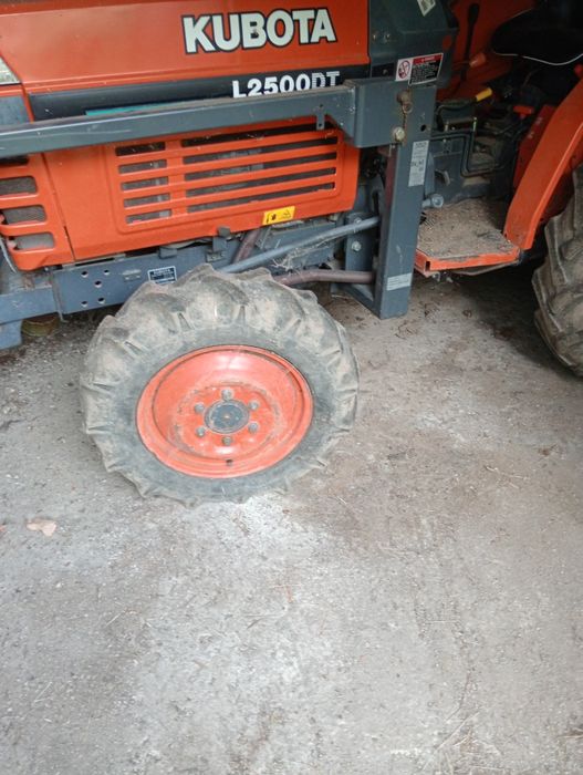 Trator e acessórios em bom estado podem ver sem compromisso