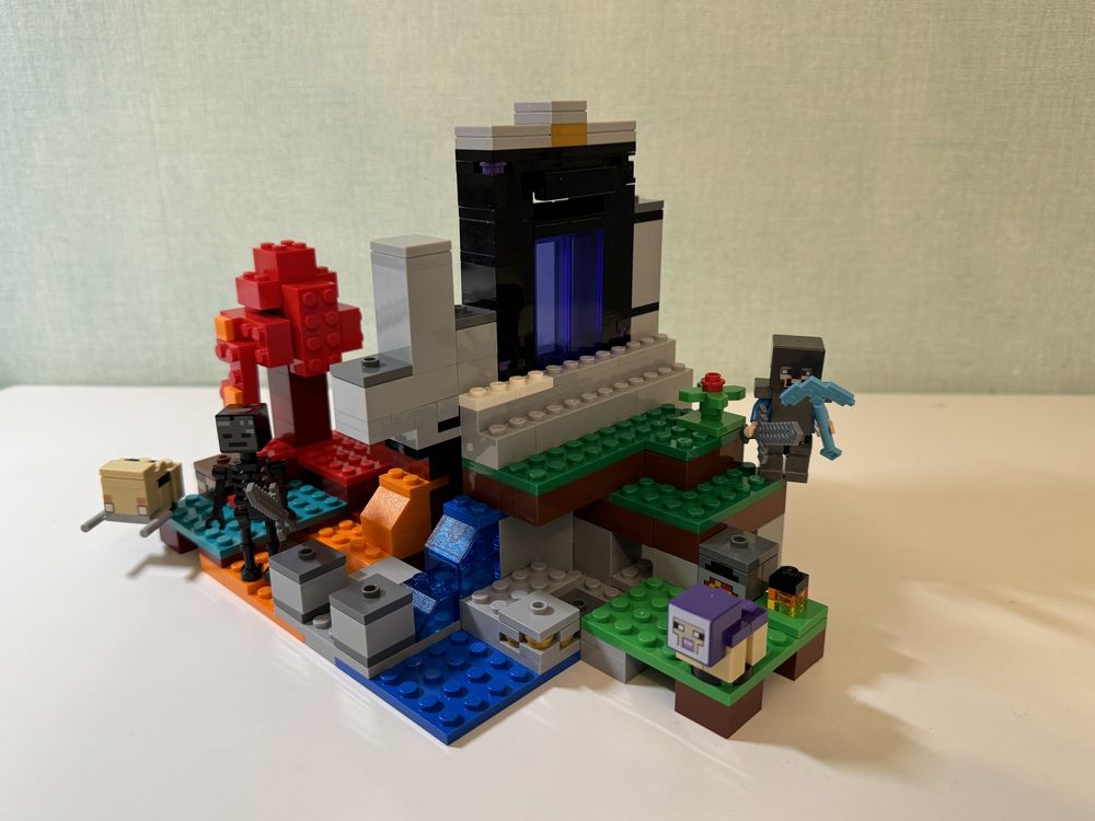 Конструктор LEGO Minecraft Зруйнований портал (21172)