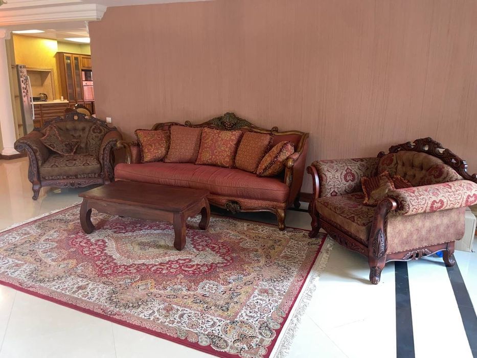 Меблі для вітальні: диван, крісла, перський килим.