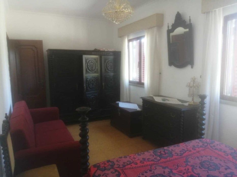 Quarto espaçoso em casa com jardim