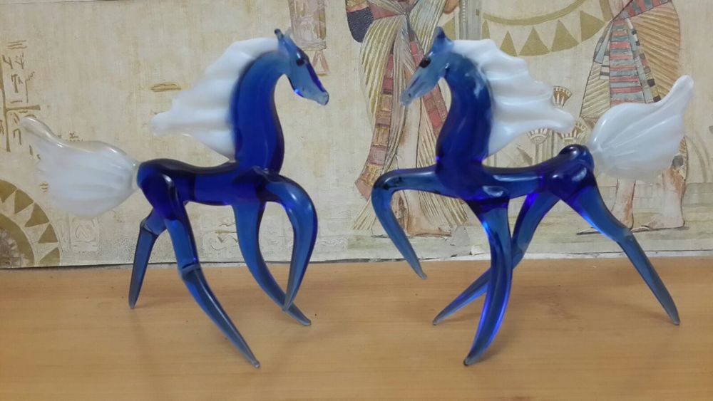 Фігурки з кольорового гутного скла