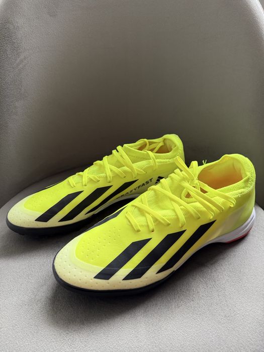 Футбольну взуття, adidas