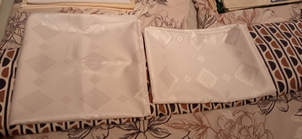 Obrusy białe plamoodporne jednakowe przeszło 20 metrów prawie nowe