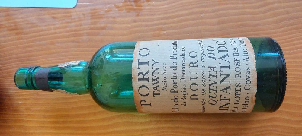Rótulos em garrafa numerada vazia, Quinta do Infantado Alto Douro