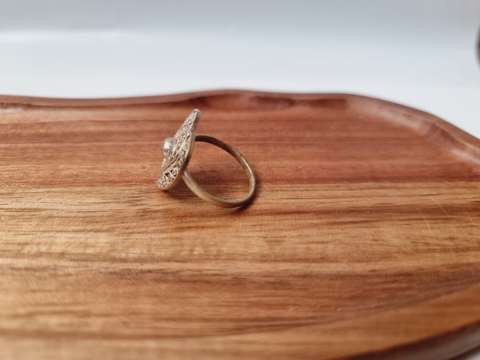 Stary filigranowy pierścionek w kształcie serca