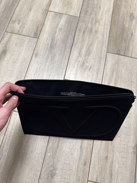 лімітований чохол Valentino для ноутбука