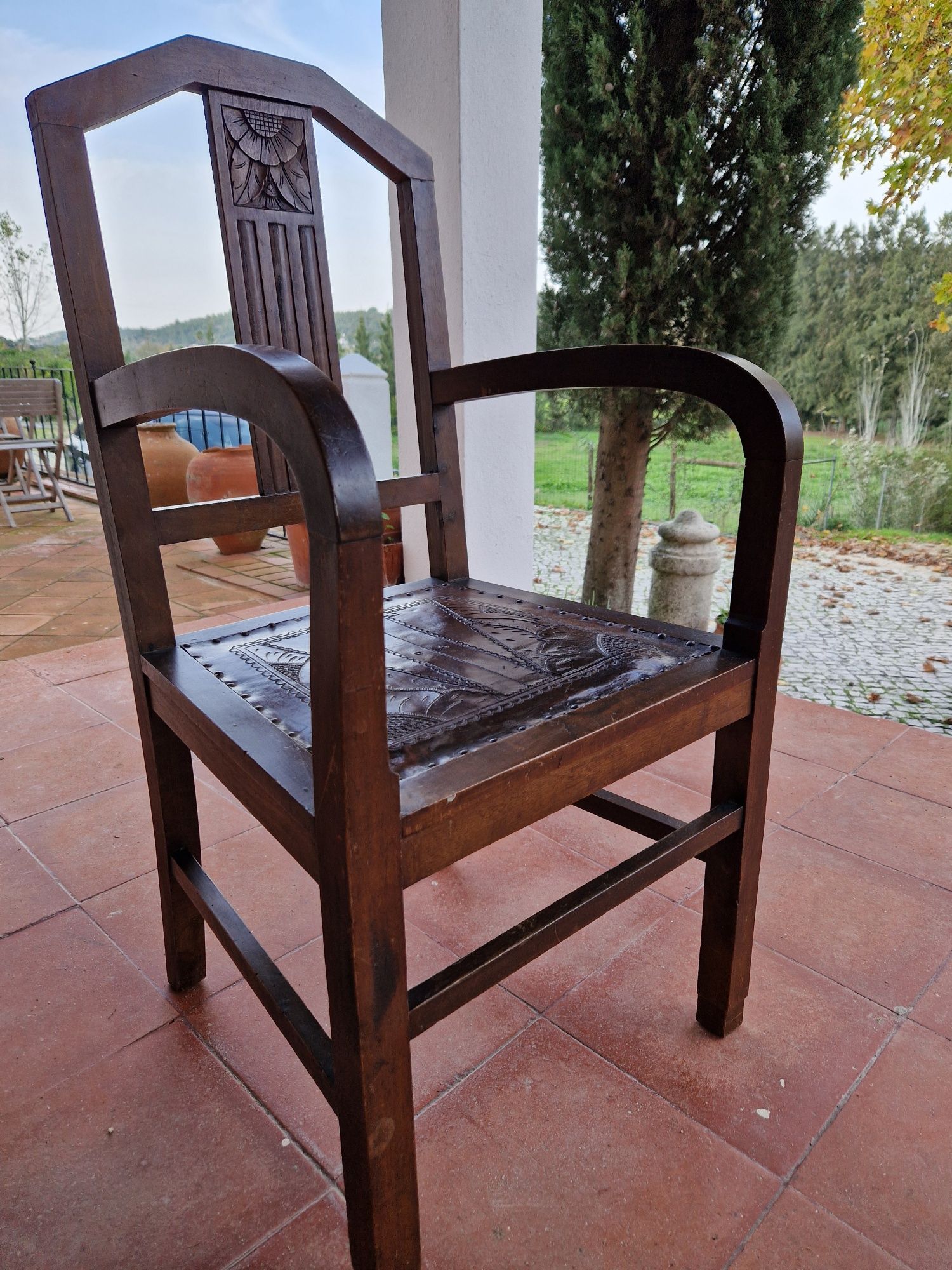 Vendo 8 cadeiras em mogno e assento em couro+ 2 cadeiras de braços