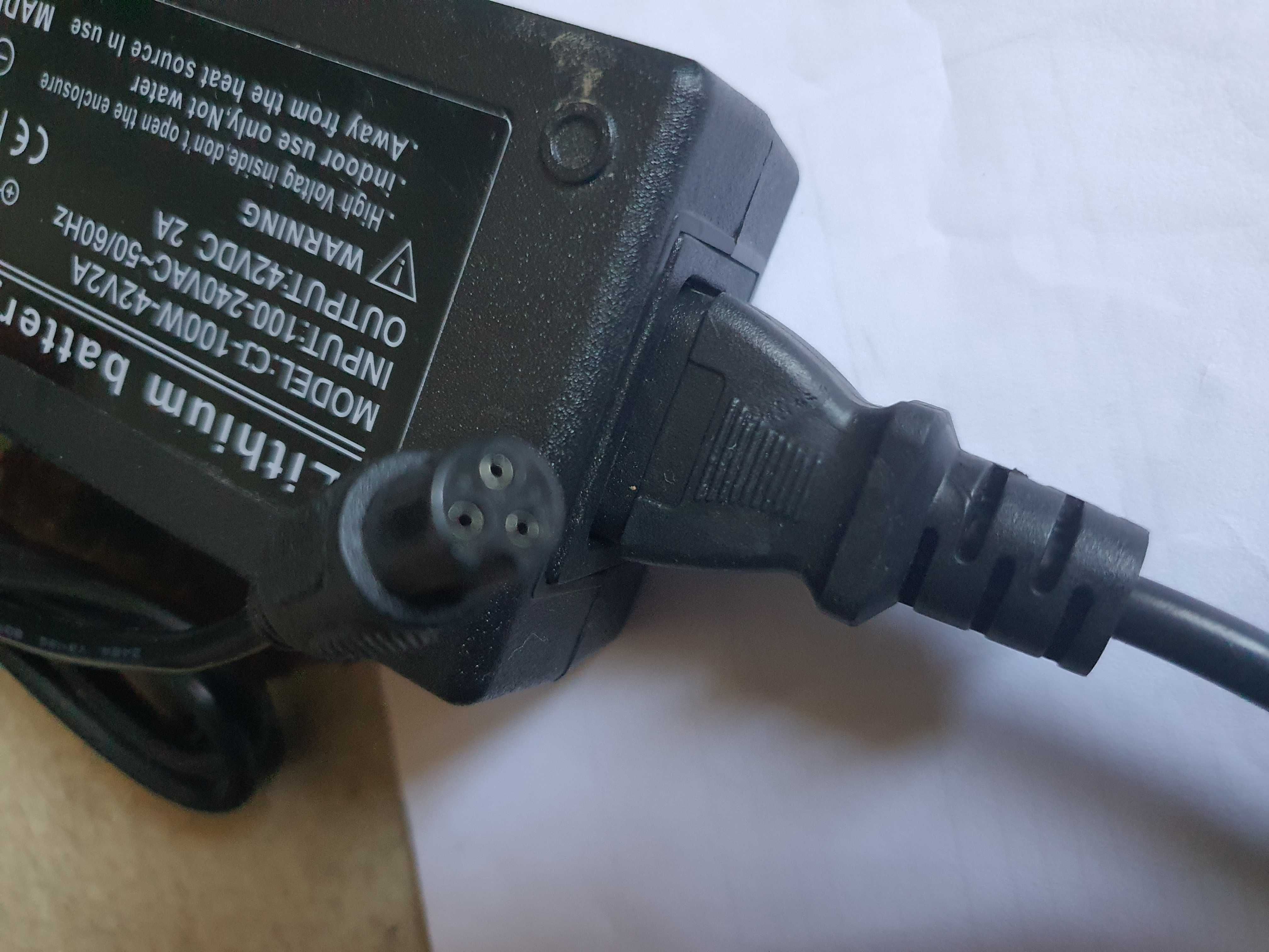 Блок живлення model: YH-100W-42V2A; OUTPUT 42V - 2A; роз'єм: 5,5 x 2,5