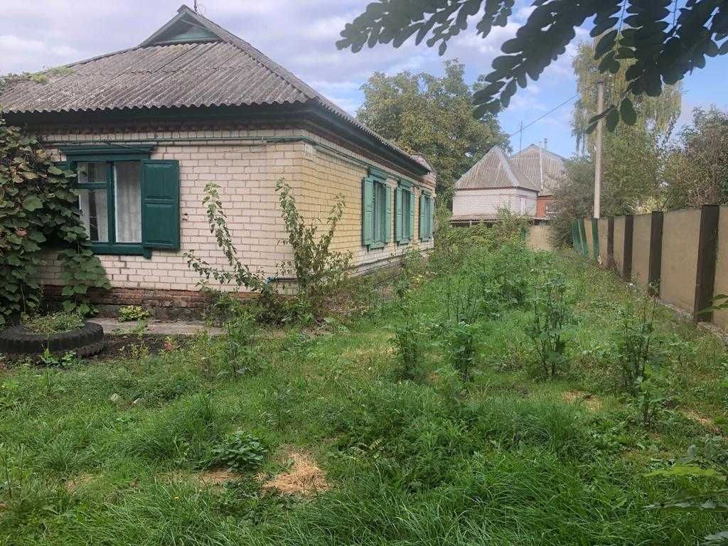Будинок на березі річки.