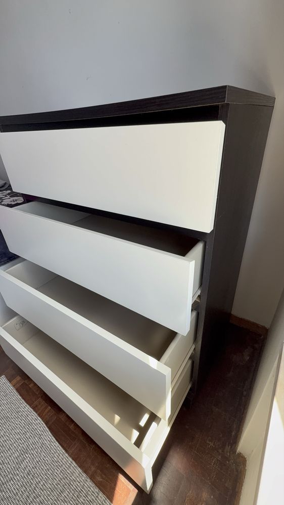 Cómoda em preto e branco 4 gavetas em bom estado